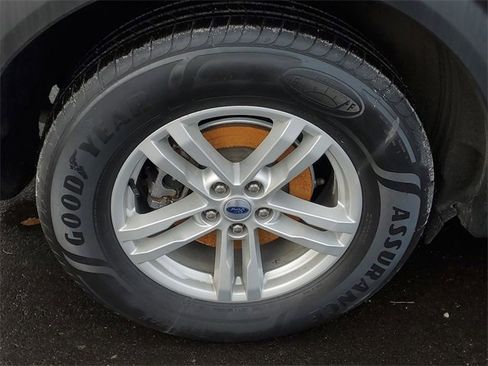 Certified 2022 Ford Explorer XLT w/ Equipment Group 202A image 5