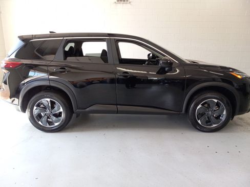 Used 2025 Nissan Rogue SV AWD/4WD image 2