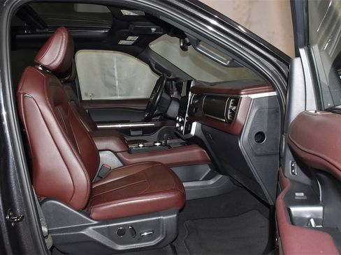 Used 2024 Ford Expedition Limited image 30