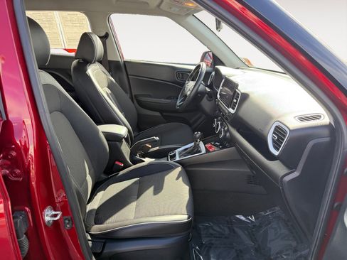 Used 2024 Hyundai Venue Limited image 19