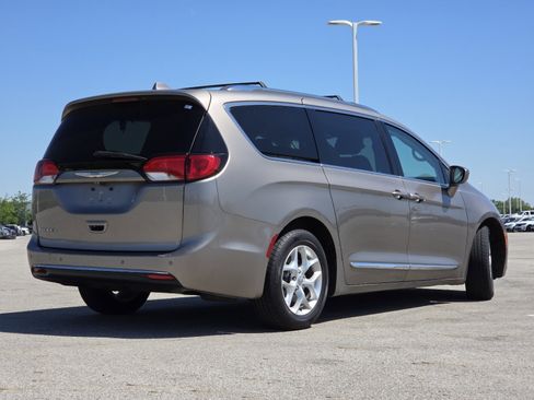 Used 2017 Chrysler Pacifica Touring-L Plus w/ Tire & Wheel Group FWD image 17