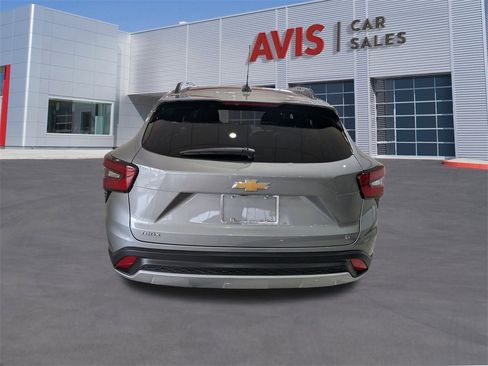 Used 2025 Chevrolet Trax LT w/ LT Convenience Package image 6