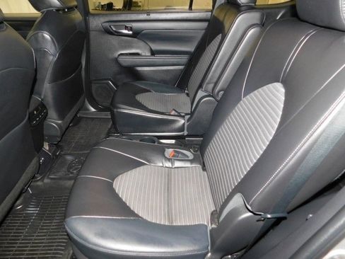 Used 2023 Toyota Highlander XSE image 12