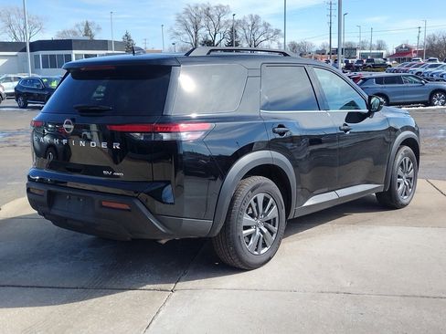 Used 2023 Nissan Pathfinder SV image 5