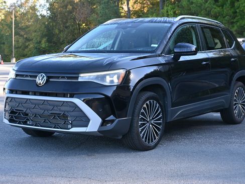 Used 2025 Volkswagen Taos SE image 5