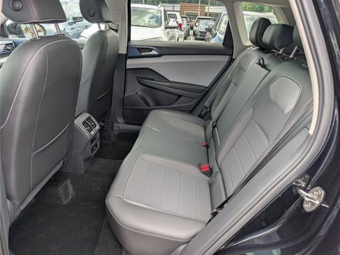 Used 2024 Volkswagen Taos SE w/ Panoramic Sunroof Package FWD image 15