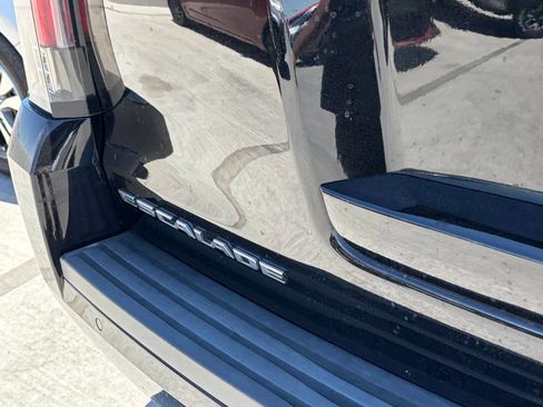 Used 2018 Cadillac Escalade Luxury RWD image 4
