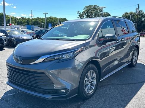 Used 2025 Toyota Sienna XLE FWD image 7