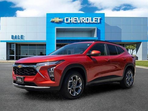 Used 2024 Chevrolet Trax LT w/ Driver Confidence Package FWD image 3