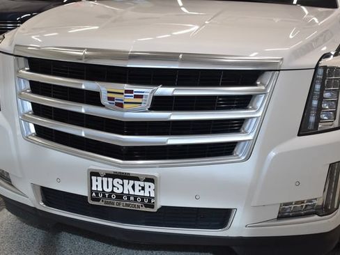 Used 2017 Cadillac Escalade ESV Premium Luxury AWD/4WD image 14