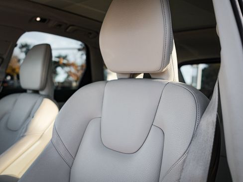 Used 2020 Volvo XC60 T6 Momentum image 16