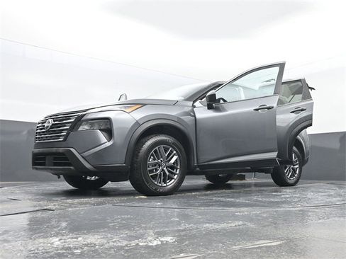 Used 2024 Nissan Rogue S image 31