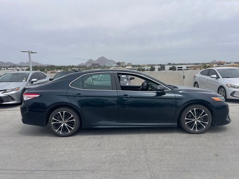 Used 2020 Toyota Camry SE w/ Convenience Package FWD image 3