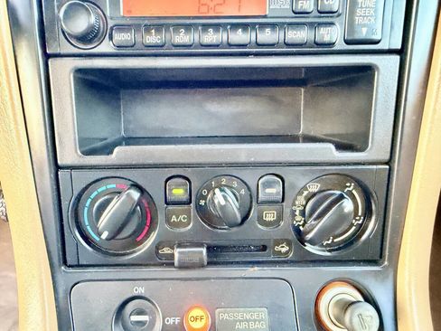 Used 2001 MAZDA MX-5 Miata LS image 32