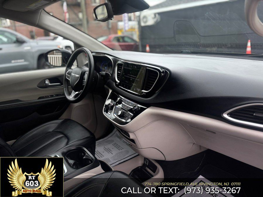 Used 2024 Chrysler Pacifica Touring-L FWD image 20