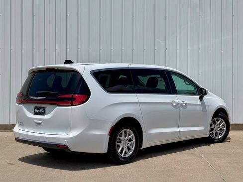 Used 2023 Chrysler Pacifica Touring-L FWD image 6