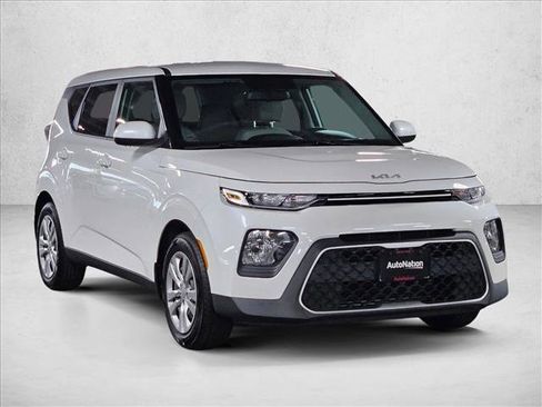 Used 2022 Kia Soul LX image 3