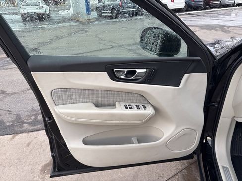 Used 2022 Volvo XC60 B5 Momentum image 17