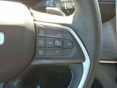 Used 2023 Jeep Grand Cherokee Limited image 23