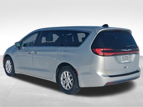 Used 2023 Chrysler Pacifica Touring-L image 9