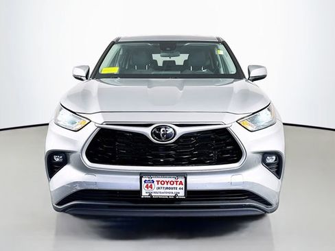 Used 2023 Toyota Highlander LE AWD/4WD image 9
