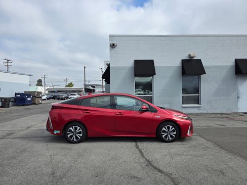 Used 2017 Toyota Prius Prime Plus w/ Carpet Mat Package FWD image 8