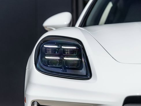 Certified 2025 Porsche Panamera 4 image 18