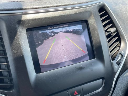 Used 2019 Jeep Cherokee Latitude Plus FWD image 21