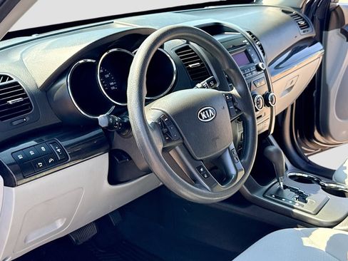 Used 2012 Kia Sorento LX w/ Convenience Pkg FWD image 4