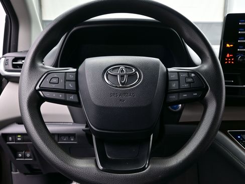 Used 2022 Toyota Sienna LE image 24