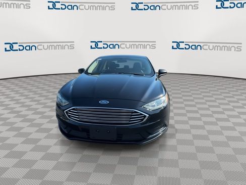 Used 2017 Ford Fusion SE w/ Fusion SE Technology Package FWD image 3