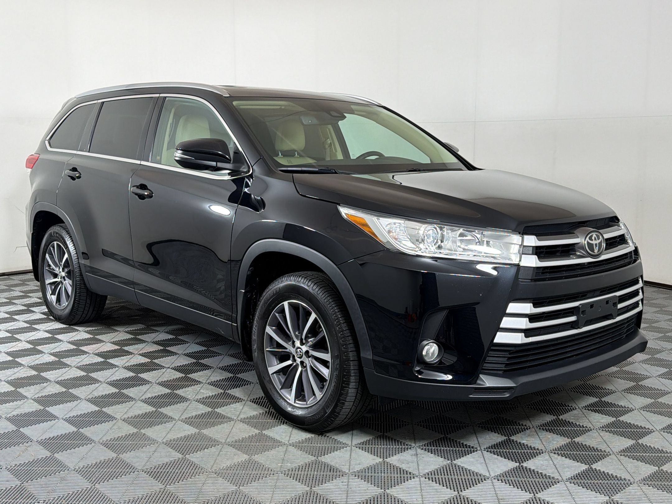 Used 2019 Toyota Highlander XLE AWD/4WD image 8