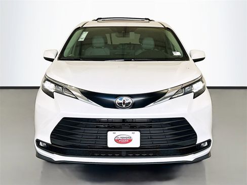 New 2026 Toyota Sienna XLE image 2