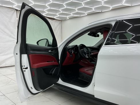 Used 2018 Alfa Romeo Stelvio AWD image 18