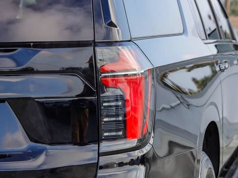 Used 2025 Chevrolet Suburban Z71 AWD/4WD image 10
