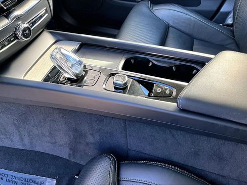 Used 2022 Volvo XC60 T8 Inscription w/ Advanced Package image 17