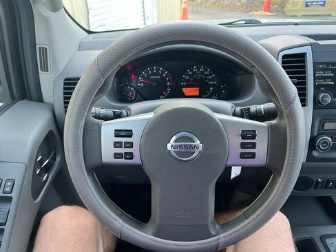 Used 2014 Nissan Frontier SV w/ SV Value Truck Package RWD image 9