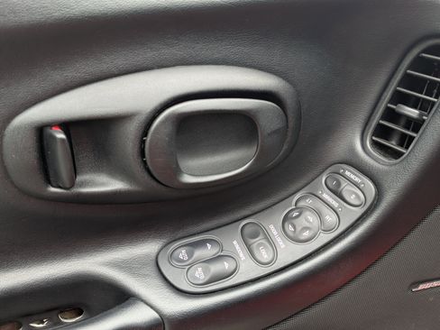 Used 2004 Chevrolet Corvette Convertible w/ Preferred Equipment Group image 15