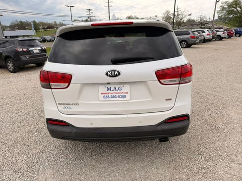 Used 2017 Kia Sorento LX w/ LX Convenience Package image 4