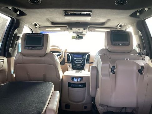 Used 2018 Cadillac Escalade Platinum image 13