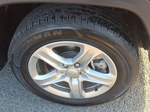 Used 2024 Jeep Compass Latitude image 9