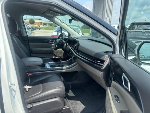 Used 2025 Kia Carnival FWD image 11