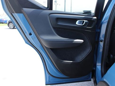 Used 2025 Volvo XC40 B5 Plus image 30