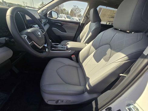 New 2026 Toyota Highlander Platinum image 24