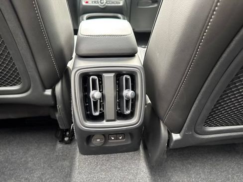 Certified 2025 Volvo XC40 B5 Core AWD/4WD image 16