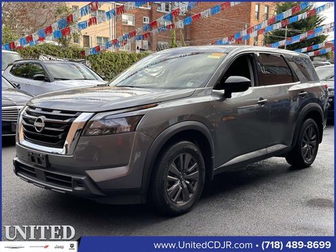 Used 2023 Nissan Pathfinder S image 7