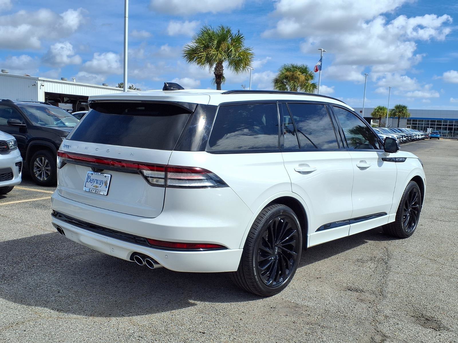 Used 2026 Lincoln Aviator Reserve w/ Luxury Package RWD image 2