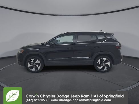 Used 2025 Volkswagen Taos SE AWD/4WD image 9