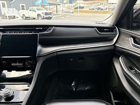 Used 2023 Jeep Grand Cherokee Limited w/ Black Appearance Package image 27