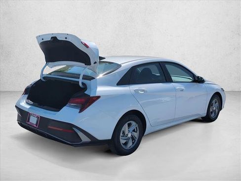 New 2026 Hyundai Elantra SE FWD image 2
